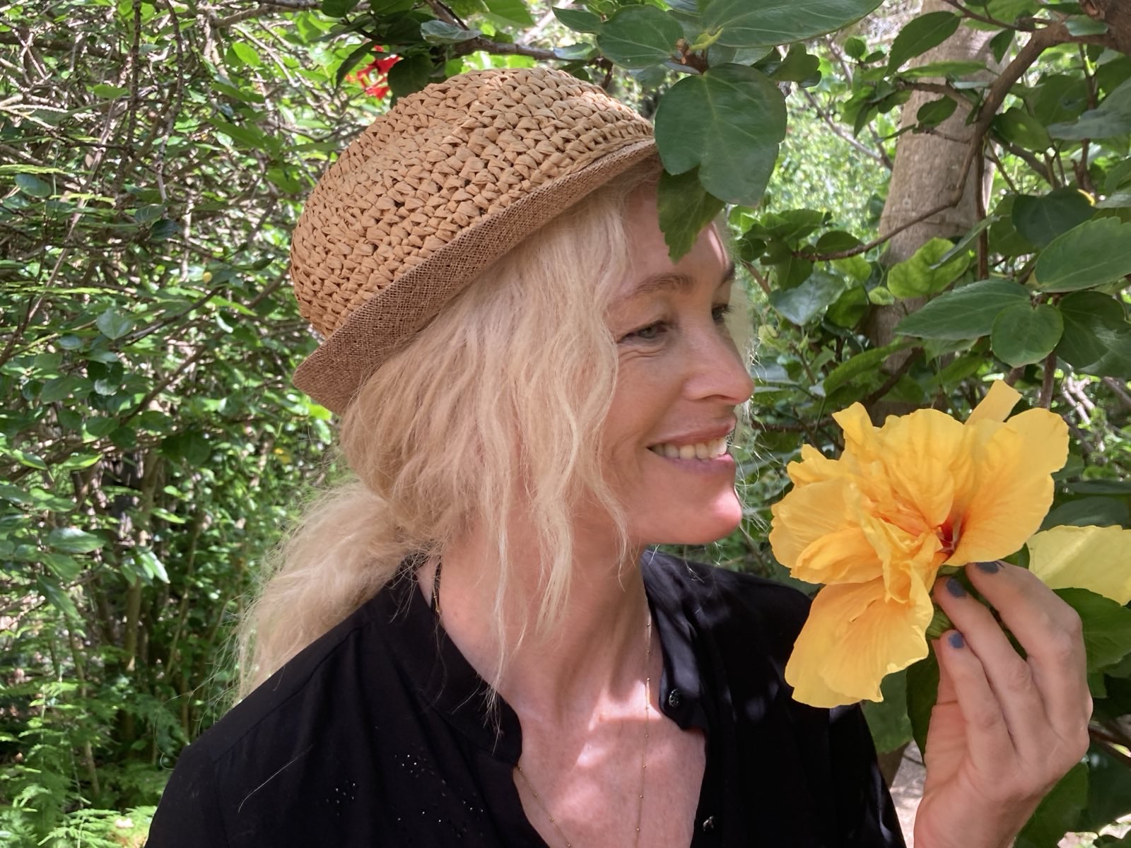 Natascha K&ouml;nigsbauer mit gelber Blume im Gr&uuml;nen