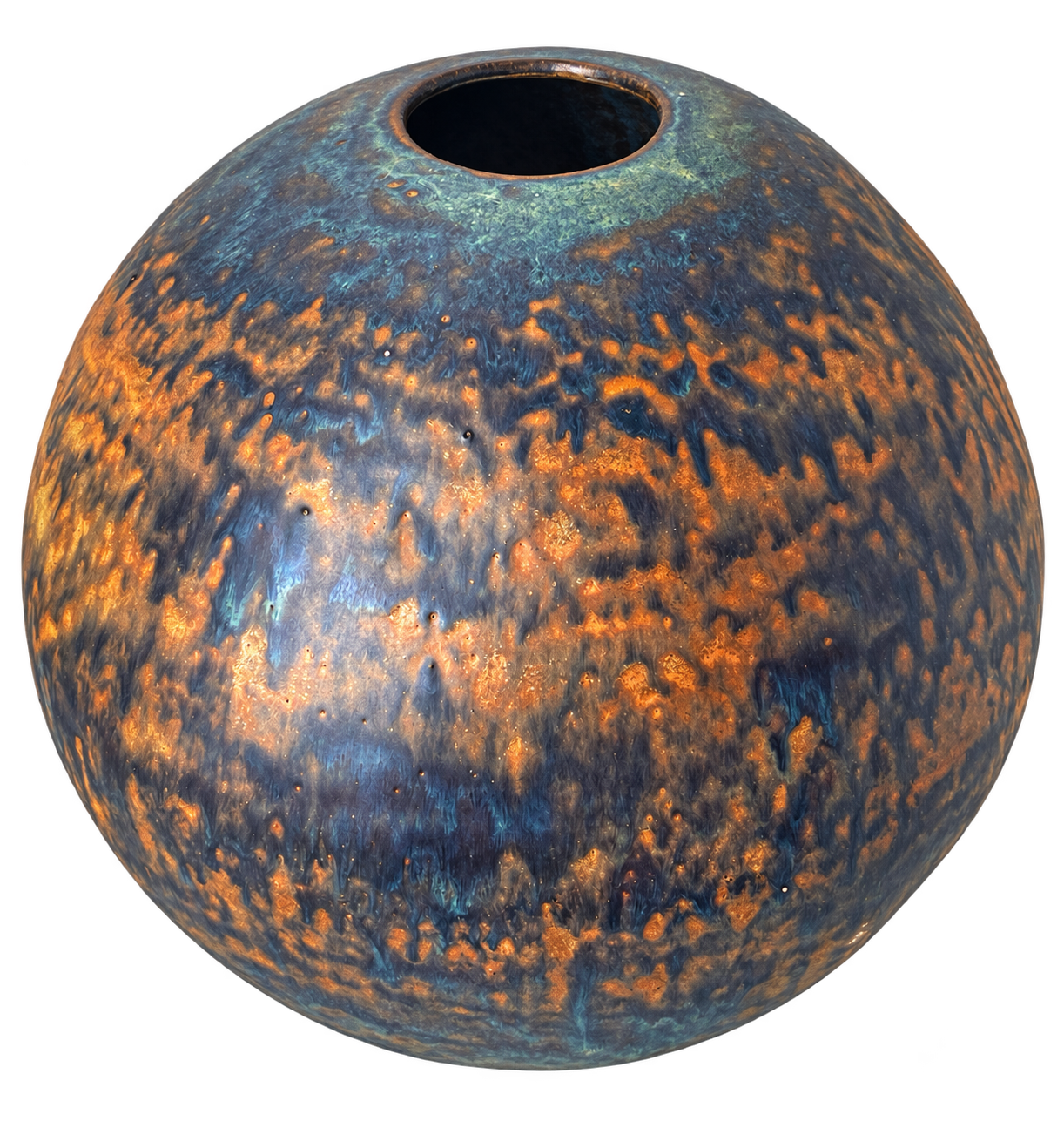 Freigestellte runde Keramikvase mit blauer und orangefarbener Glasur