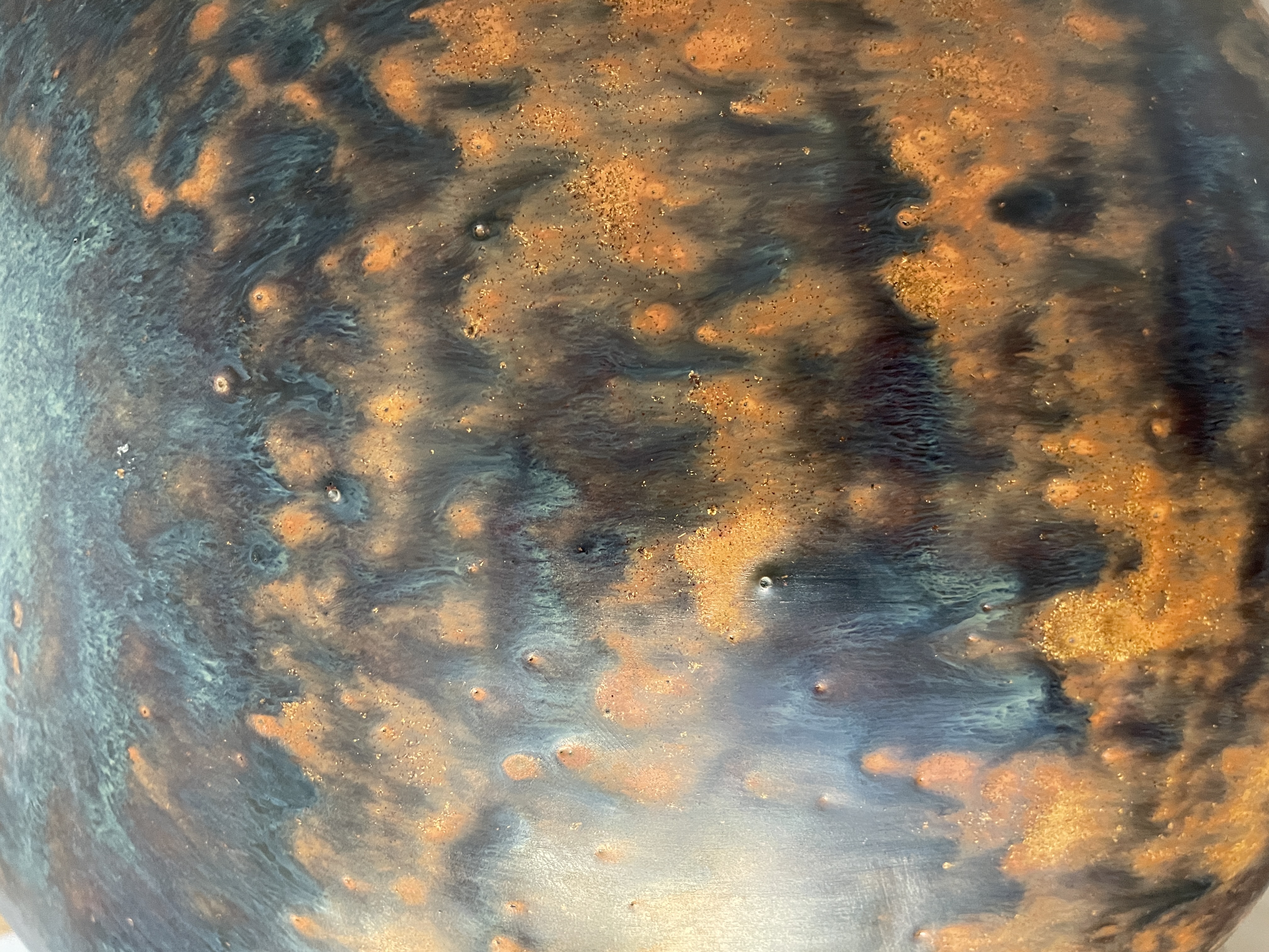 Glasurdetail der runden Keramikvase