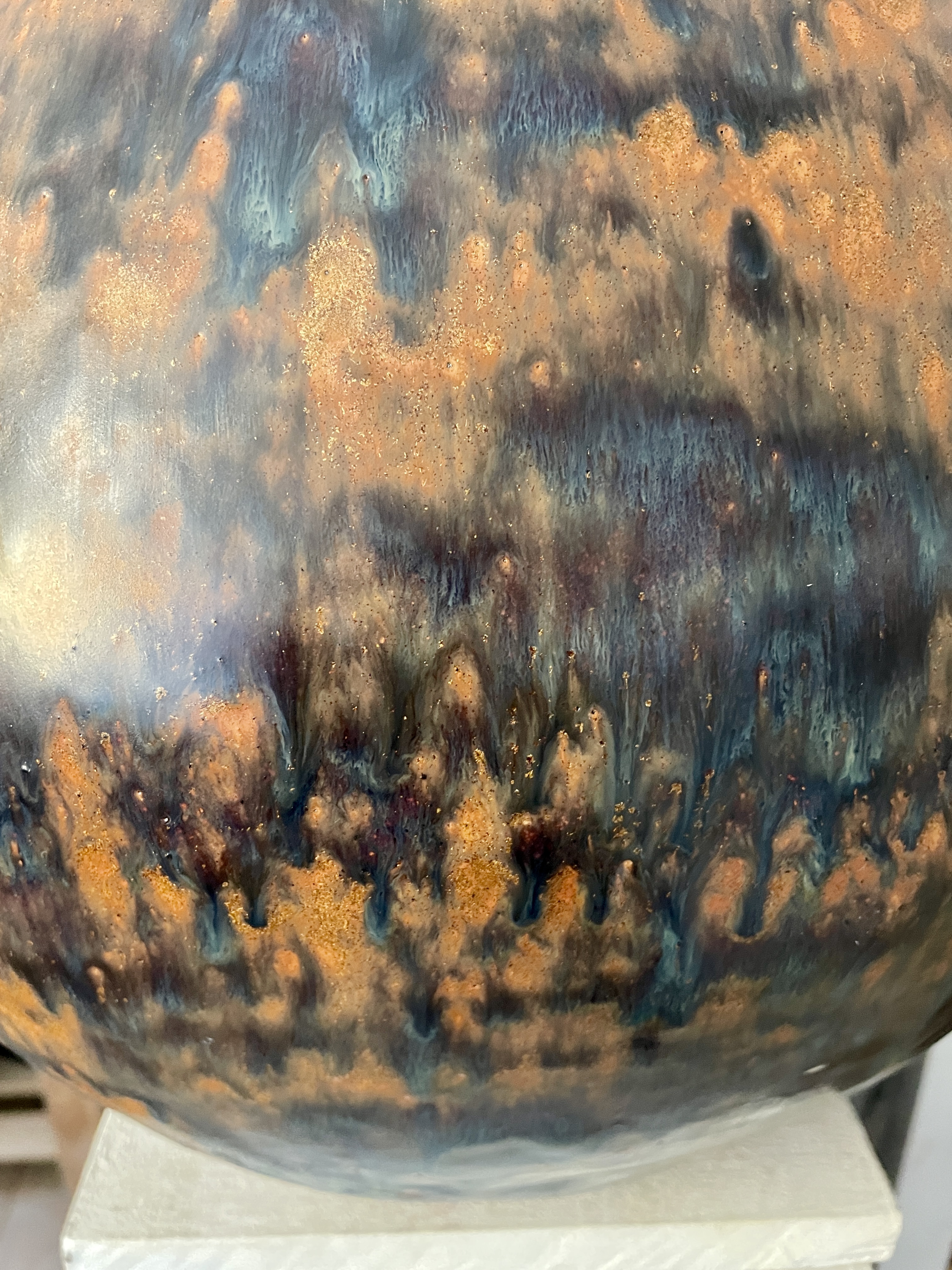 Glasurdetail der runden Keramikvase