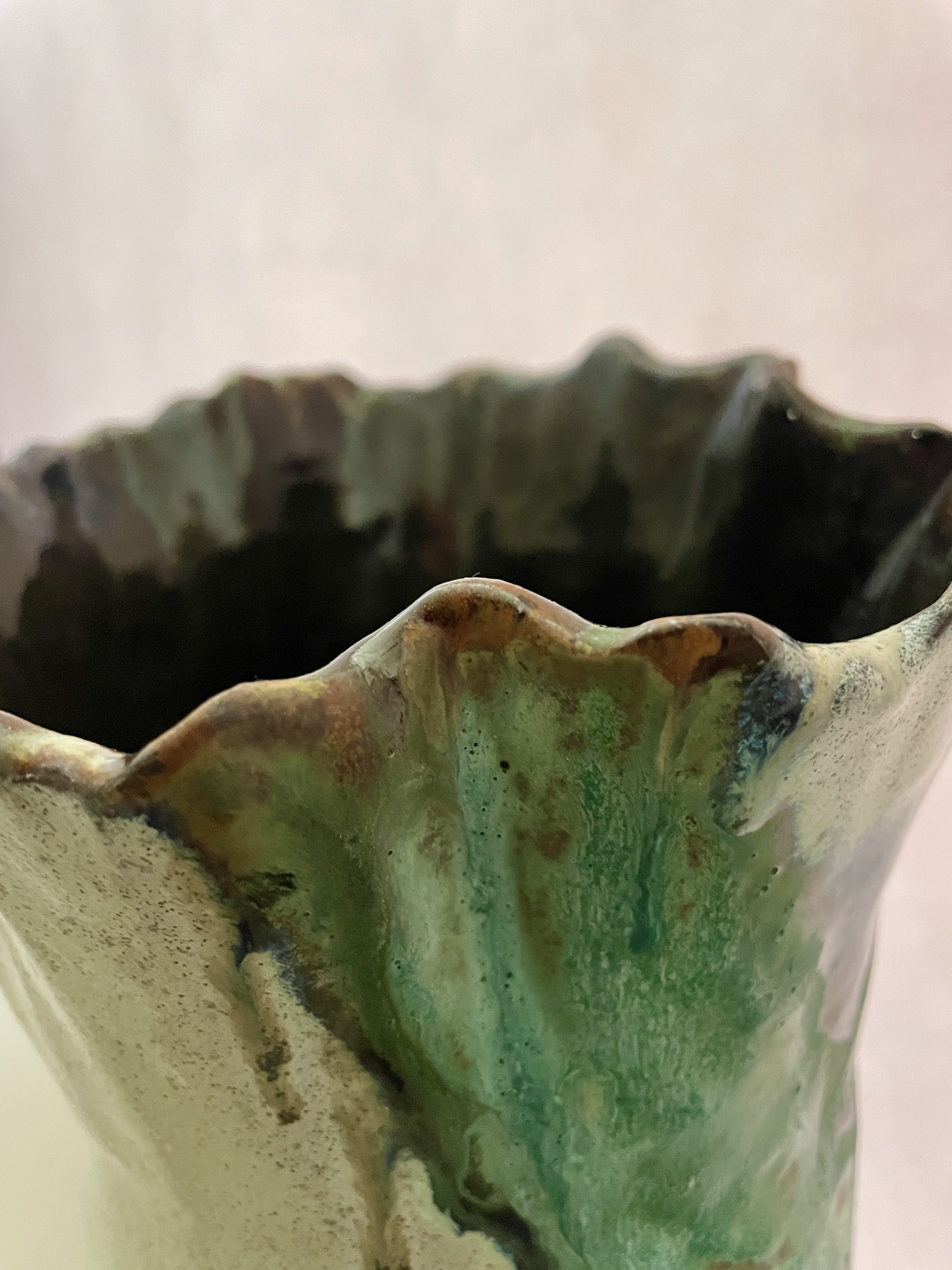 Detailansicht der gr&uuml;nen Keramikvase