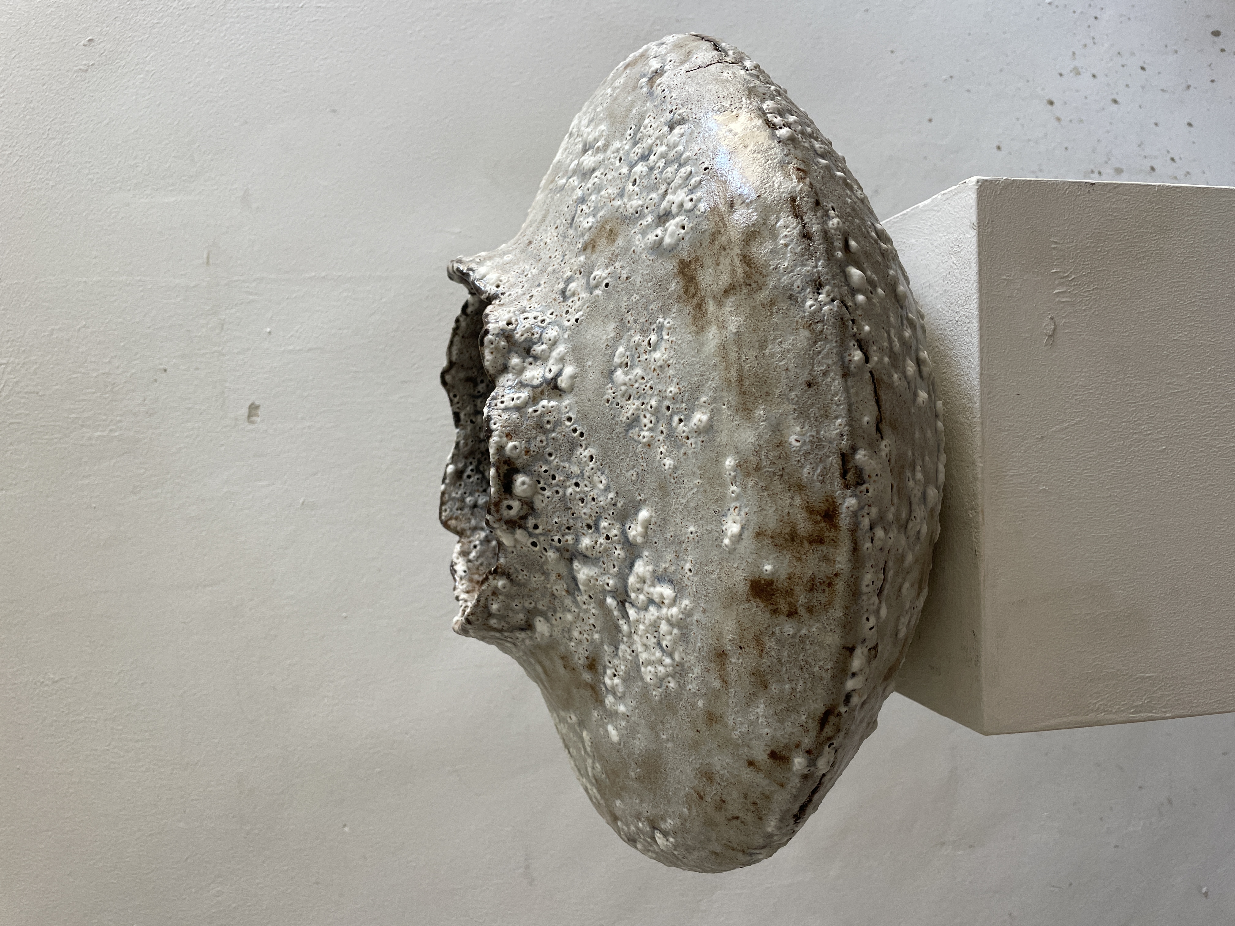 Helle handgeformte Vase von der Seite