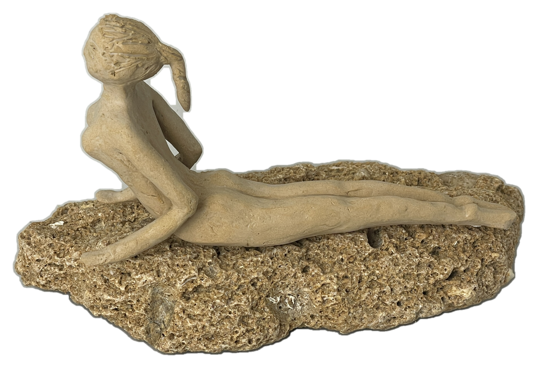 Freigestellte Keramikfigur in einer ruhigen Yoga-Position auf einem Stein